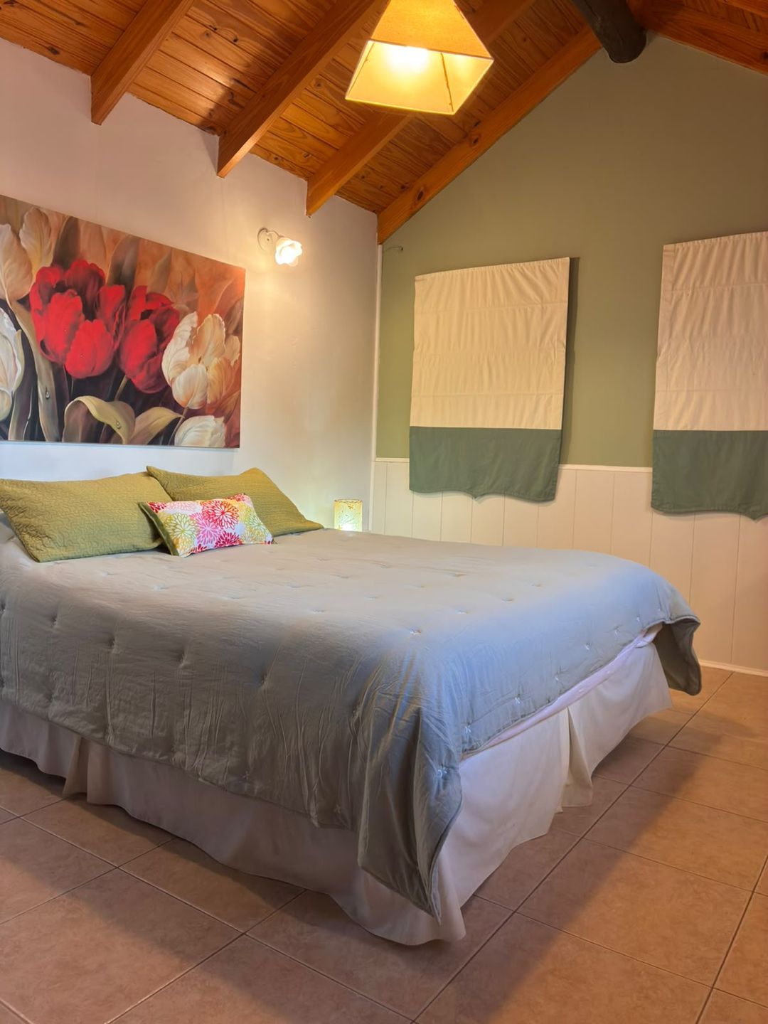 Dormitorio en planta alta con techo de madera