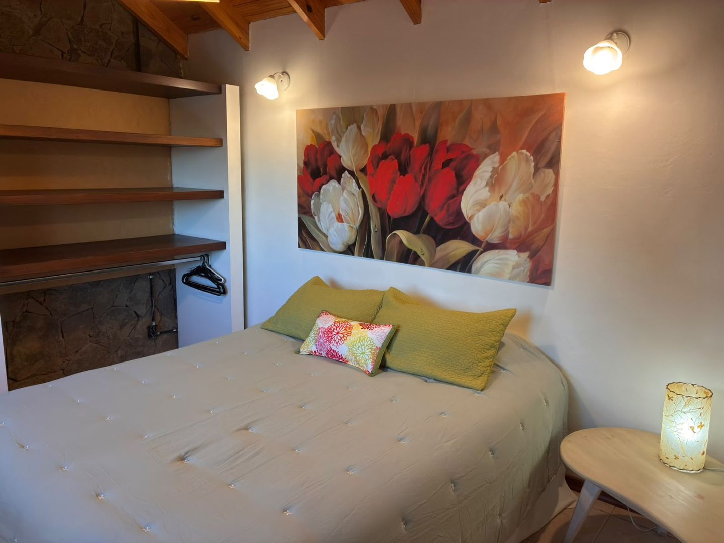 Dormitorio con placard y estantes de madera