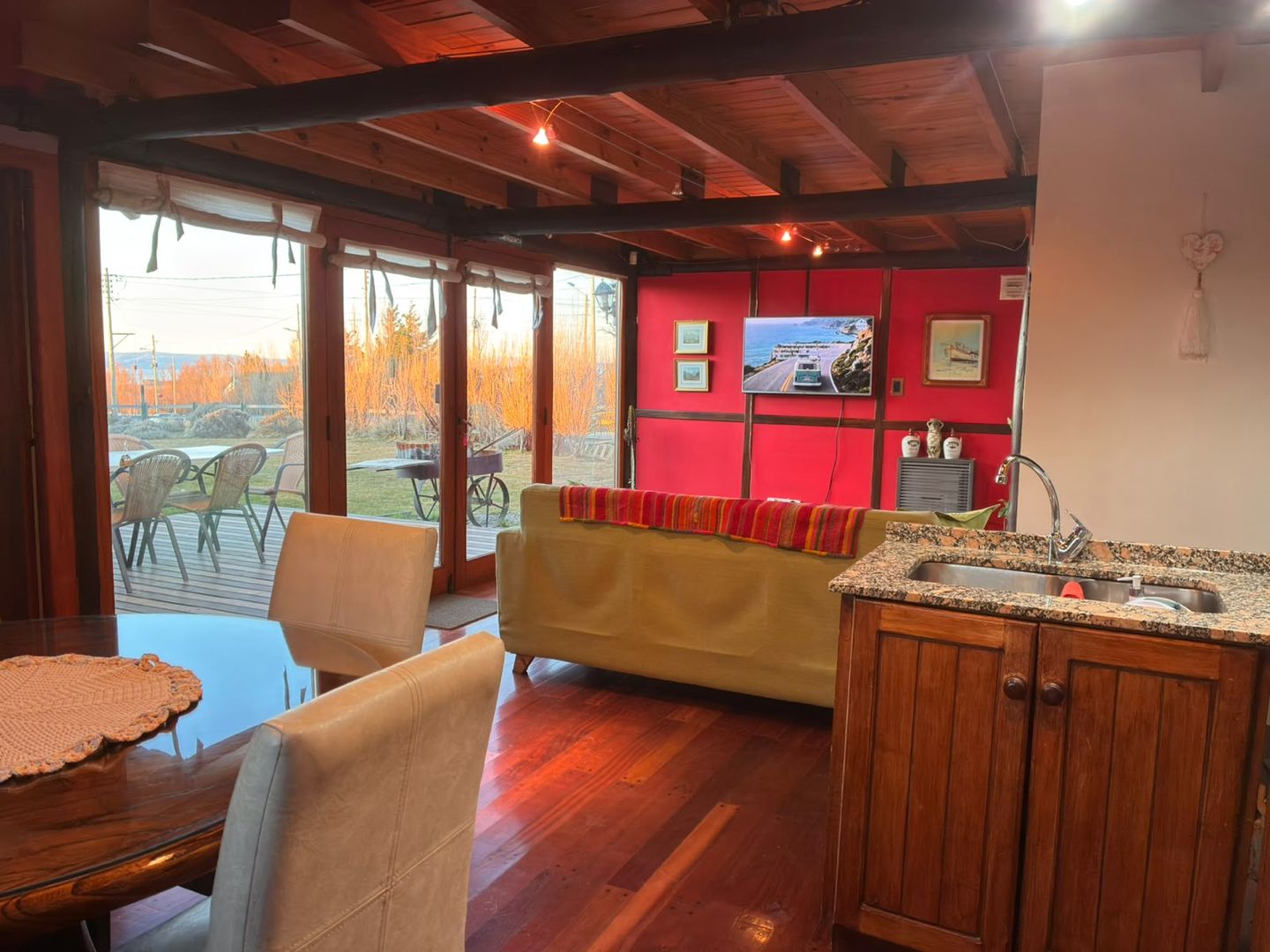 Living cocina con salida al deck y vista al atardecer
