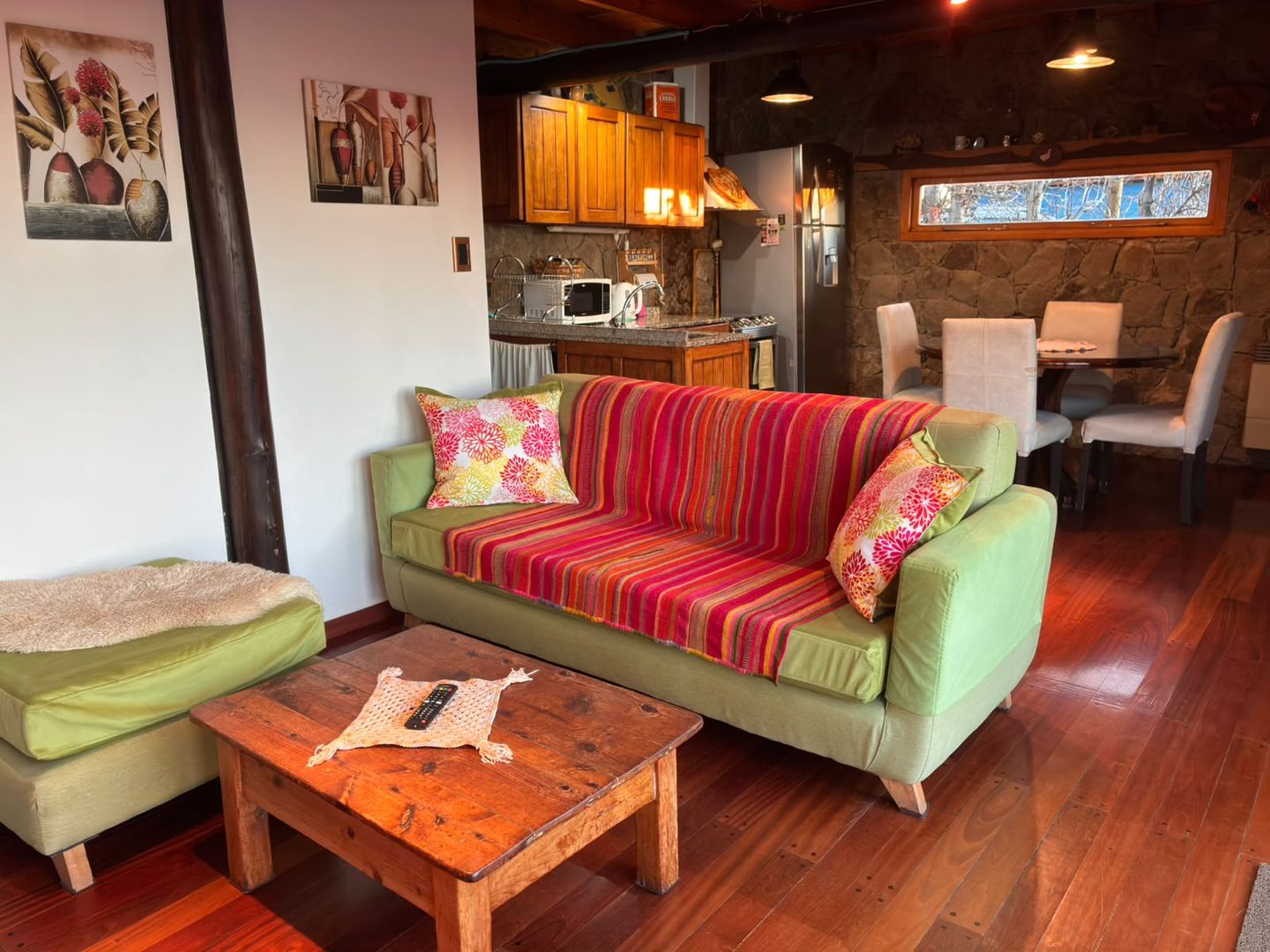 Living con sofá y comedor integrado de la cabaña