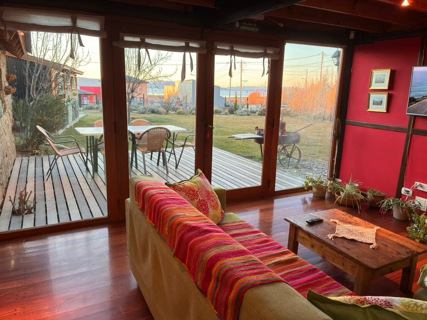 Living con ventanales y deck con fogón y vista al lago